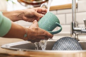 Fix Yuma Hard Water with an H2O Concepts water filtrations ystem image shows cup being washed in sink