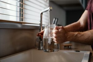 An Apache Junction Non-Salt Water Softener from H2O Concepts offers many benefits image shows glass being filled at sink